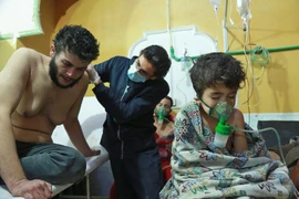 Điều trị cho người dân Syria nghi bị nhiễm khí độc. (Nguồn: AFP/TTXVN)
