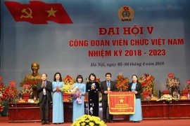 Phó Chủ tịch nước Đặng Thị Ngọc Thịnh trao Cờ Thi đua của Chính phủ năm 2017 cho Công đoàn Viên chức Việt Nam. (Ảnh: TTXVN)