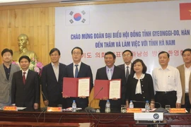 Hội đồng nhân dân hai tỉnh Gyeonggi-do và Hà Nam ký kết thông báo chung về tăng cường giao lưu hợp tác. (Ảnh : Nguyễn Thị Chinh/TTXVN)