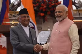 Thủ tướng Ấn Độ Narendra Modi (phải) và người đồng cấp Nepal K. P. Sharma Oli. (Nguồn: AFP/TTXVN)