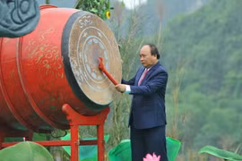 Thủ tướng Nguyễn Xuân Phúc đánh trống khai hội Tràng An năm 2018. (Ảnh: Minh Đức/TTXVN)