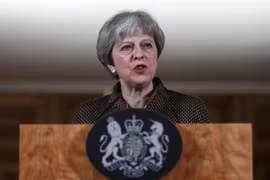 Thủ tướng Anh Theresa May phát biểu trong cuộc họp báo tại London. (Nguồn: AFP/TTXVN)