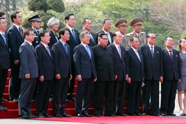 Tổng thống Hàn Quốc Moon Jae-in và Nhà lãnh đạo Triều Tiên Kim Jong-un cùng các quan chức và trợ lý cấp cao hai nước chụp ảnh lưu niệm tại quảng trường ở làng đình chiến Panmunjom. (Nguồn: YONHAP/TTXVN)