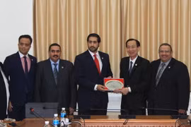 Phó Chủ tịch Ủy ban nhân dân Thành phố Hồ Chí Minh, ông Lê Thanh Liêm tiếp Hoàng thân Sheik Daij bin Isa Al Khalifa, Chủ tịch Hội đồng Kinh doanh ASEAN-Bahrain. (Ảnh: Xuân Khu/TTXVN)