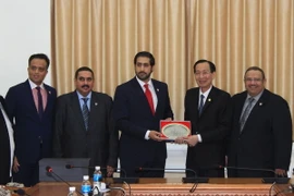 Phó Chủ tịch Ủy ban nhân dân Thành phố Hồ Chí Minh, ông Lê Thanh Liêm tiếp Hoàng thân Sheik Daij bin Isa Al Khalifa, Chủ tịch Hội đồng Kinh doanh ASEAN-Bahrain. (Ảnh: Xuân Khu/TTXVN)