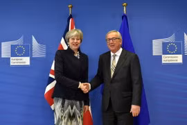 Thủ tướng Anh Theresa May (trái) và Chủ tịch Ủy ban châu Âu Jean-Claude Juncker. (Nguồn: AFP/TTXVN)