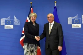 Thủ tướng Anh Theresa May (trái) và Chủ tịch Ủy ban châu Âu Jean-Claude Juncker. (Nguồn: AFP/TTXVN)