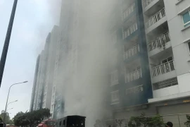 Cháy tại chung cư Carina. (Ảnh: TTXVN)