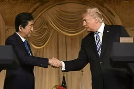 Tổng thống Mỹ Donald Trump (phải) và Thủ tướng Nhật Bản Shinzo Abe trong cuộc họp báo sau hội nghị thượng đỉnh ngày 18/4. (Nguồn: AFP/TTXVN)