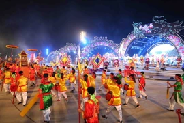 Chương trình âm nhạc, ánh sáng, nghệ thuật đầy màu sắc. (Ảnh: Thành Đạt/TTXVN)