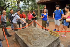 Du khách quốc tế tham quan tại khu di tích Lịch sử-Văn hóa Cố đô Hoa Lư. (Ảnh: Minh Đức/TTXVN)