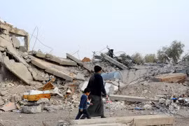 Người dân Syria tại thị trấn Dibsi Afnan, tỉnh Raqqa. (Nguồn: THX/TTXVN)