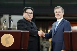 Nhà lãnh đạo Triều Tiên Kim Jong-un (trái) và Tổng thống Moon Jae-in trong cuộc gặp ở Panmunjom. (Nguồn: Kyodo/TTXVN)