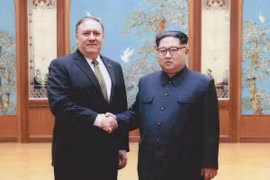 Tân Ngoại trưởng Mỹ Mike Pompeo (trái) và nhà lãnh đạo Triều Tiên Kim Jong-un tại cuộc gặp ở Bình Nhưỡng ngày 26/4. (Nguồn: Yonhap/TTXVN)