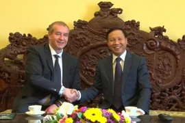 Đại sứ Ngô Đức Mạnh (phải) và Thống đốc tỉnh Irkutsk Sergey Levchenko. (Ảnh Dương/TTXVN)