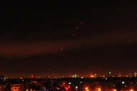 Tên lửa đất đối không của Syria bắn hạ các tên lửa do liên quân Mỹ-Anh-Pháp phóng xuống Damascus rạng sáng 14/4. (Nguồn: THX/TTXVN)