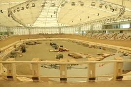 Bên trong khu thi đấu đang được hoàn thiện. (Ảnh: Đỗ Quyên/Vietnam+)