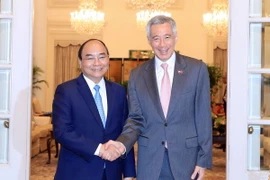 Thủ tướng Nguyễn Xuân Phúc và Thủ tướng Singapore Lý Hiển Long tại hội đàm.( Ảnh: Thống Nhất/TTXVN)