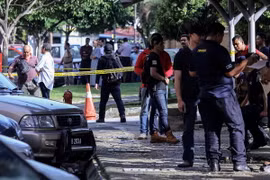 Cảnh sát điều tra tại hiện trường vụ ám sát giáo sư người Palestine Fadi Mohammad al-Batsh ở Kuala Lumpur, Malaysia. (Nguồn: AFP/TTXVN)