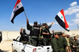 Cảnh sát Syria tiến vào khu vực Douma, phía đông thủ đô Damascus, Syria. (Nguồn: THX/TTXVN)