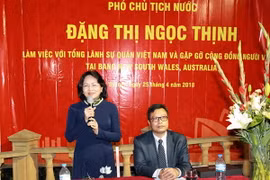 Phó Chủ tịch nước Đặng Thị Ngọc Thịnh nói chuyện thân mật với bà con Việt kiều và sinh viên Việt Nam tại buổi gặp gỡ. (Ảnh: Quang Hải/TTXVN)