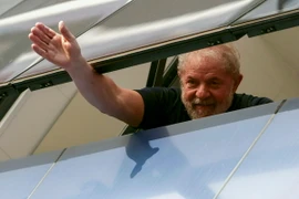 Ông Lula vẫy tay với hàng nghìn người ủng hộ. (Nguồn: AFP/TTXVN)