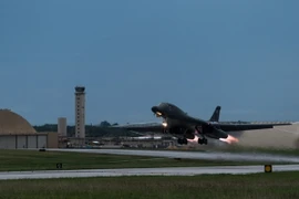 Máy bay ném bom siêu thanh B-1B Lancer của Mỹ cất cánh từ căn cứ không quân ở đảo Guam. (Nguồn: Yonhap/TTXVN)