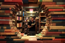 Người dân đọc sách tại một hiệu sách ở Los Angeles, Mỹ. (Nguồn: THX/TTXVN)