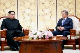 Nhà lãnh đạo Triều Tiên Kim Jong-un (trái) và Tổng thống Hàn Quốc Moon Jae-in tại cuộc gặp ở làng đình chiến Panmunjeom. (Nguồn: Yonhap/TTXVN)