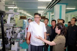 Nhà lãnh đạo Triều Tiên Kim Jong-un thăm một nhà máy ở thủ đô Bình Nhưỡng. (Nguồn: YONHAP/TTXVN)
