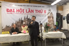 Đại sứ Việt Nam tại Vương quốc Anh Trần Ngọc An phát biểu tại Đại hội người Việt Nam tại Vương quốc Anh tại London ngày 8/4. (Ảnh: Diễm Quỳnh/Vietnam+)