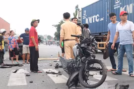 Bình Dương: Xe máy tông trực diện ôtô, 2 người thương vong 