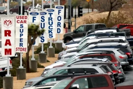 Xe ôtô của các hãng trưng bày ở Yucca Valley, California, Mỹ. (Nguồn: EPA/TTXVN)