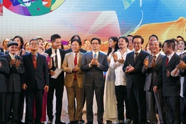 Phó Thủ tướng Vũ Đức Đam giao lưu với các thế hệ cán bô, nghệ sỹ, diễn viên của Nhà hát Tuổi trẻ Việt Nam. (Ảnh: Văn Điệp/TTXVN)