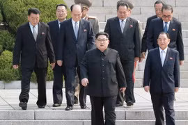 Nhà lãnh đạo Triều Tiên Kim Jong-un (giữa, phía trước) cùng các quan chức và trợ lý cấp cao tới làng đình chiến Panmunjom. (Nguồn: YONHAP/TTXVN)