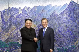 Tổng thống Hàn Quốc Moon Jae-in (phải) và nhà lãnh đạo Triều Tiên Kim Jong-un tại cuộc hội đàm ở làng đình chiến Panmunjom. (Nguồn: Yonhap/TTXVN)