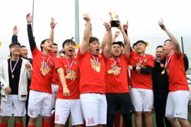 Đội Vietsoc Westminster giương cao chiếc cup vô địch SVUK Cup mùa giải 2018. (Ảnh: Như Mai/Vietnam+)