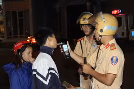 Lực lượng Cảnh sát giao thông kiểm tra nồng độ cồn chủ phương tiện. (Ảnh: Quang Duy/TTXVN)