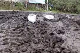 Con đường vào Nhà máy Feromangan nhão nhét bùn, quặng. (Ảnh: Hùng Võ/Vietnam+)