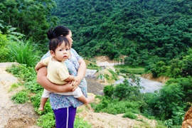 Người dân xóm Khướng, xã Tự Do buồn rầu nhìn doanh nghiệp xây nhà máy thủy điện ngay dưới chân Thác Mu. (Ảnh: Hùng Võ/Vietnam+)