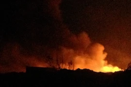 Bãi rác thải tại thôn Quan Độ, xã văn Môn, huyện Yên Phong, tỉnh Bắc Ninh bùng cháy dữ dội.(Ảnh: N.V/Vietnam+)