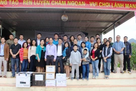 Đoàn thiện nguyện trao tặng quà cho các em học sinh Trường phổ thông bán trú trung học cơ sở Tả Ván, huyện Quản Bạ, tỉnh Hà Giang. (Ảnh: Hùng Võ/Vietnam+)
