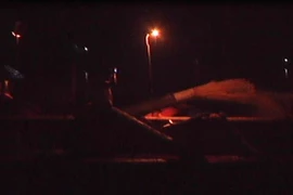 Hoạt động khai thác cát trái phép ven sông Hồng, tại khu vực phường Hồng Châu, tỉnh Hưng Yên vào lúc hơn 1 giờ sáng 22/9/2017. (Ảnh: Mai Mạnh/Vietnam+)