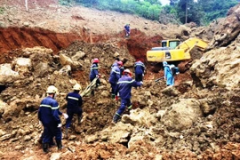 Sau gần 7 ngày tìm kiếm, đến 11 giờ ngày 18/10, lực lượng chức năng đã tìm thấy 2 nạn nhân cuối cùng vụ sạt núi khiến 18 người tử nạn tại Hòa Bình.(Ảnh: Hùng Võ/Vietnam+)