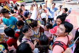 Ngày hội Ôm quốc tế - International Free Hugs Day năm 2016. (Ảnh: Minh Sơn/Vietnam+)