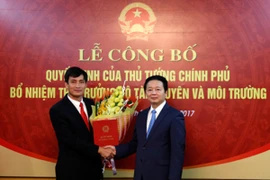 Bộ trưởng Trần Hồng Hà (bên phải) trao trao quyết định của Thủ tướng bổ nhiệm ông Trần Quý Kiên giữ chức Thứ trưởng Bộ TNMT. (Ảnh: Khương Trung)