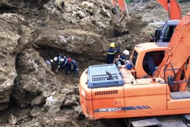 Lực lượng tìm kiếm cứu nạn đang rốt ráo tìm kiếm thi thể các nạn nhân còn mất tích. (Ảnh. H.V/Vietnam+)