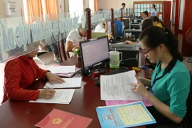 Ngưng hiệu lực quy định ghi tên cả gia đình vào sổ đỏ. (Nguồn ảnh: TTXVN)