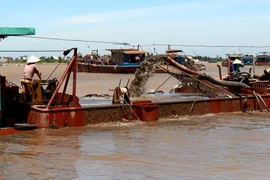 Tàu hút cát trước cửa biển Ba Lạt thuộc địa phận huyện Giao Thủy, tỉnh Nam Định. (Ảnh: Hùng Võ/Vietnam+)