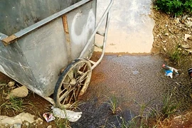 ãi tập kết xe gom rác rỉ nước bốc mùi hôi thối tại tổ 10, phường Minh Khai, thành phố Hà Giang. (Ảnh: H.V/Vietnam+)